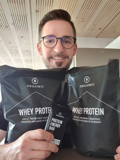 Kunde von Orgainic mit Proteinpulver